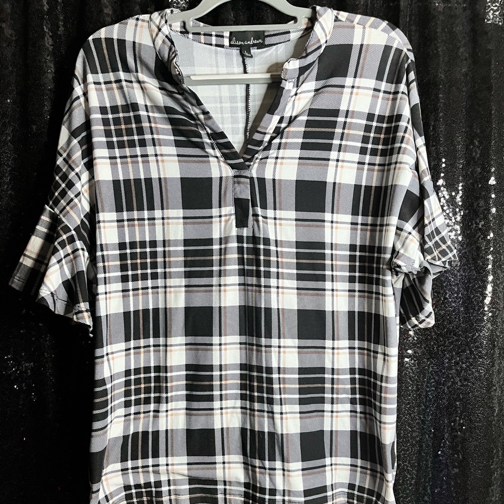 Alison Andrews‎ Woman’s Button up top
